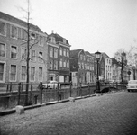 600440 Gezicht op de voorgevels van de huizen Nieuwegracht 127 (links van het midden) -lager te Utrecht.